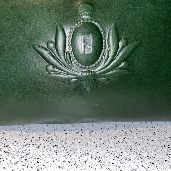 Rare LARGE Fendi clutch! It's GORGEOUS!!! A real stunner!!! Authentic!!! EUC!! - Picture 2 of 6